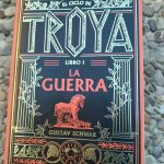 A las puertas de Troya combaten humanos creyéndose héroes