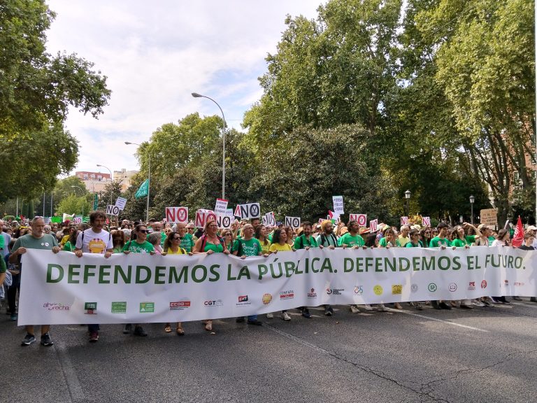 Gran manifestación en apoyo a la huelga indefinida del 14-O en Educación
